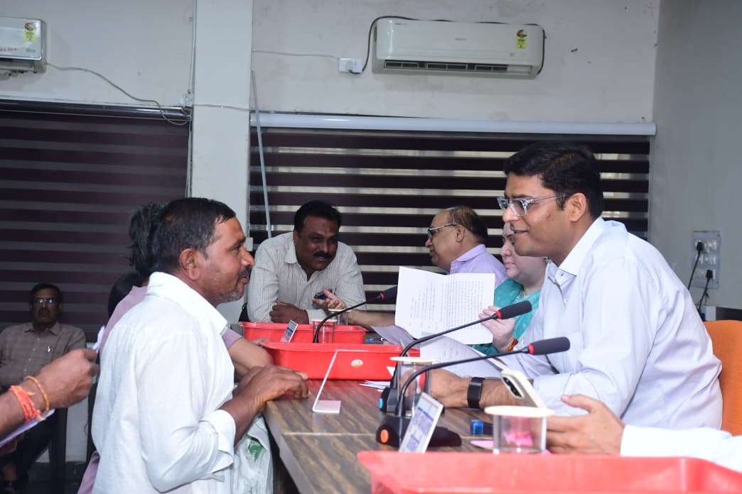 कलेक्टर कुमार सत्यम ने जनसुनवाई में सुनी नागरिकों की समस्याएं, अधिकारियों को दिए त्वरित निराकरण के निर्देश