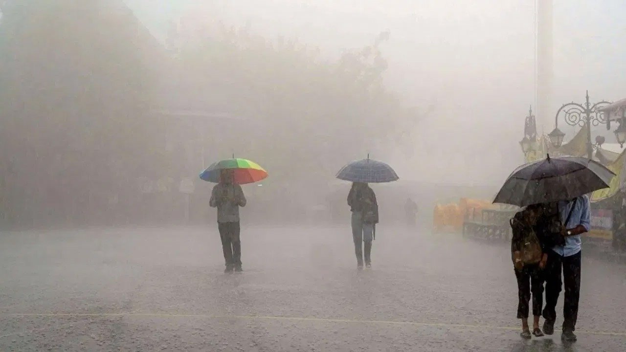 Aaj Ka Mausam 30 October: चक्रवात अर्नब से बदला मौसम, दिल्ली-UP समेत 10 राज्यों में बारिश का येलो अलर्ट, पारा लुढ़का