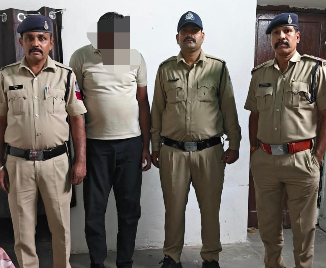 चार साल से फरार 5 हजार का इनामी आरोपी मल्हारगढ़ में पकड़ाया, नीमच पुलिस को सौंपा