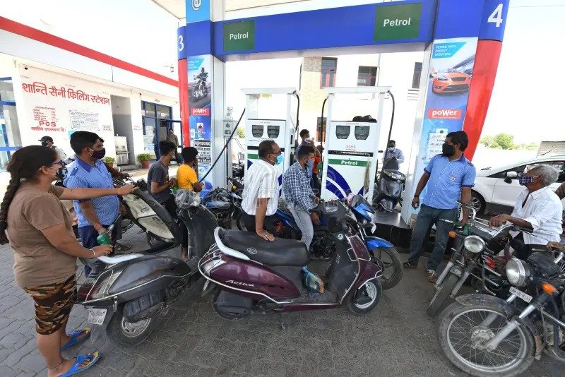 Petrol Diesel Price Today: दिल्ली में ₹102.12, हैदराबाद में ₹116.15, पटना में 113.37 रुपये में बिक रहा पेट्रोल
