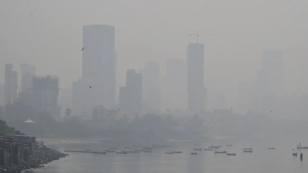 समुद्र किनारे बसी मुंबई की हवा दिल्ली से ज्यादा जहरीली क्यों? बॉम्बे हाईकोर्ट ने भी लिया संज्ञान, AQI 400 पार