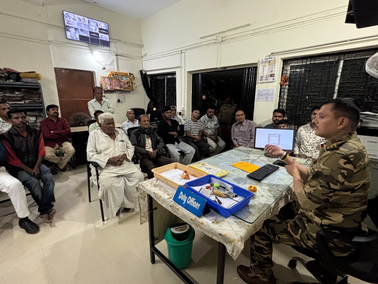 मंदसौर: दीपावली पर पटाखा दुकानों पर पुलिस सख्त, नाहरगढ़ में विक्रेताओं को दिए सुरक्षा निर्देश