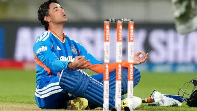 अभिषेक शर्मा का तूफान, 35 गेंद में ठोका शतक, Suryakumar Yadav की बराबरी, अब सिर्फ Rohit Sharma से पीछे